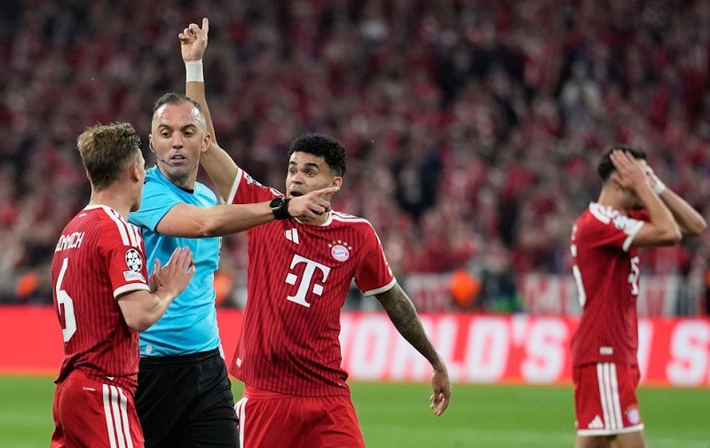 Trọng tài bị chỉ trích dữ dội sau các quyết định chống lại Bayern Munich - Ảnh 3