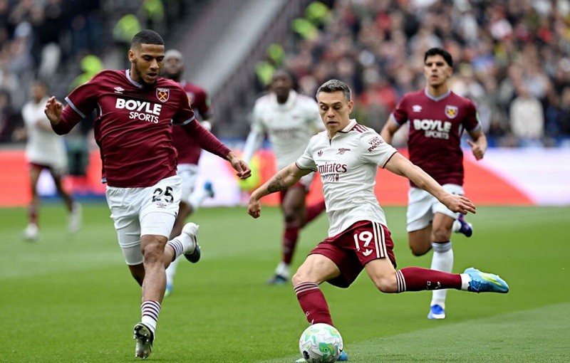 Arsenal nới rộng cách biệt với Man City lên 5 điểm - Ảnh 1