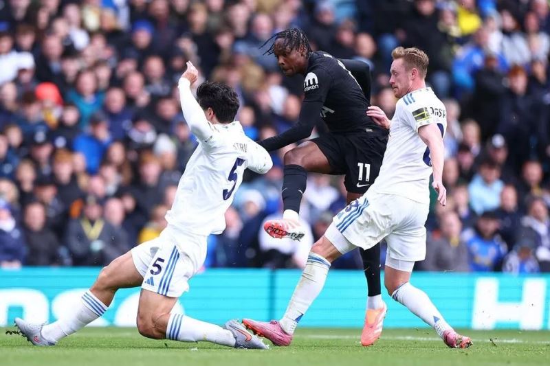 Soi kèo phạt góc Tottenham vs Leeds, 02h00 ngày 12/05 - Ảnh 1