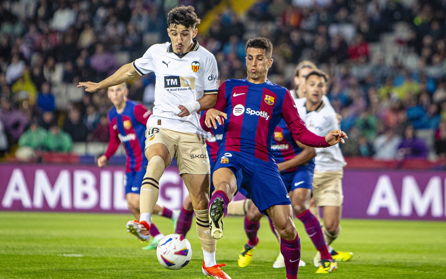 Soi kèo phạt góc Valencia vs Barcelona, 2h00 ngày 24/5 - Ảnh 1