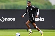 Newcastle mạnh tay, Isak không được phép tập cùng đội 1