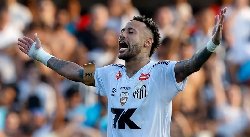 Neymar lên bàn mổ sau khi giúp Santos trụ hạng