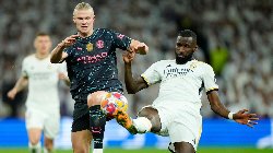 Erling Haaland bị trọng tài 'tát thẳng mặt' ở trận đấu gặp Real Madrid