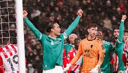 Van Dijk xô đổ kỷ lục tồn tại nhiều năm ở Liverpool
