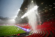 MU tạo 'thác nước' ngay trên mái Old Trafford 