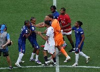 HLV Enrique lên tiếng sau cú tát gây bão với Joao Pedro