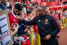 MU chia tay HLV tiền đạo McCarthy, chuẩn bị bổ nhiệm Ruud Van Nistelrooy